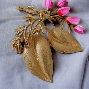 Sarah Coventry Leaf Brooch Branch Pin Sea Whispers Gold Tone Baroque Rococo 60s.
